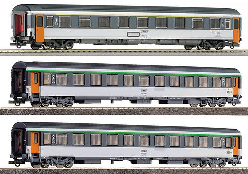 Set of 3 Passenger cars of express train &quot;Mozart&quot; (Vienn-Paris)<br /><a href='images/pictures/Roco/64018.jpg' target='_blank'>Full size image</a>